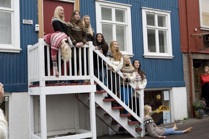 Á morgun verða gestir leiddir um Flateyri þar sem umhverfið vaknar til lífsins og ýmsar kynjaverur birtast samhliða gönguferðinni.