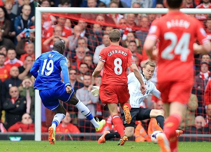 Demba Ba skorar markið fræga með Gerrard á hælunum.