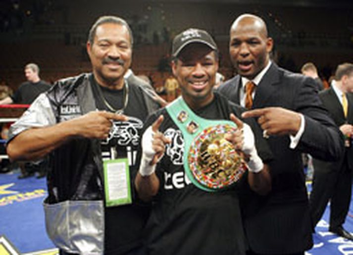 Shane Mosley sést hér með sigurbeltið ásamt þjálfurum sínum eftir bardagann í nótt.