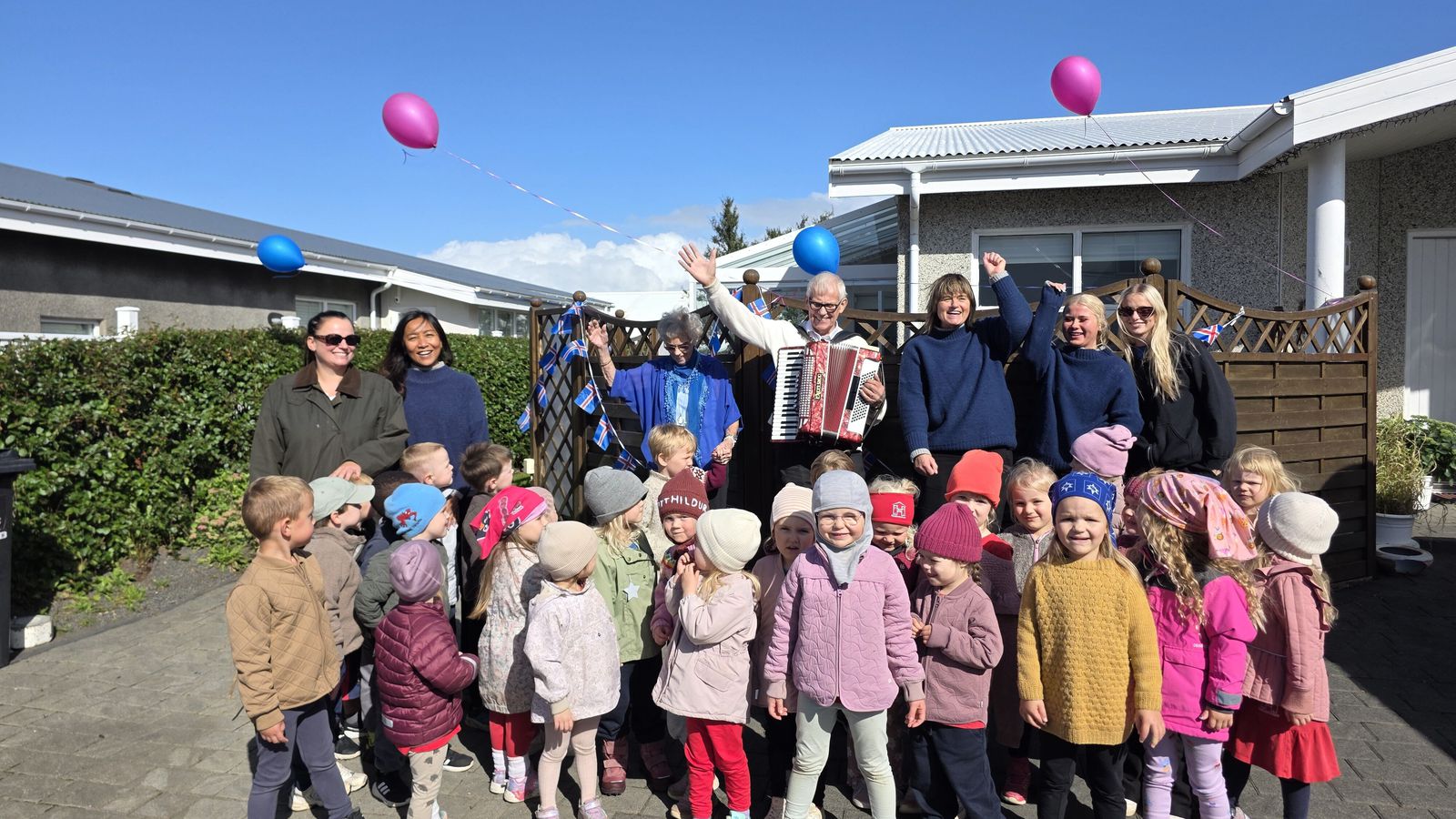 Leik­skóla­börn sungu með 89 ára harmonikuleikara í Garða­bæ