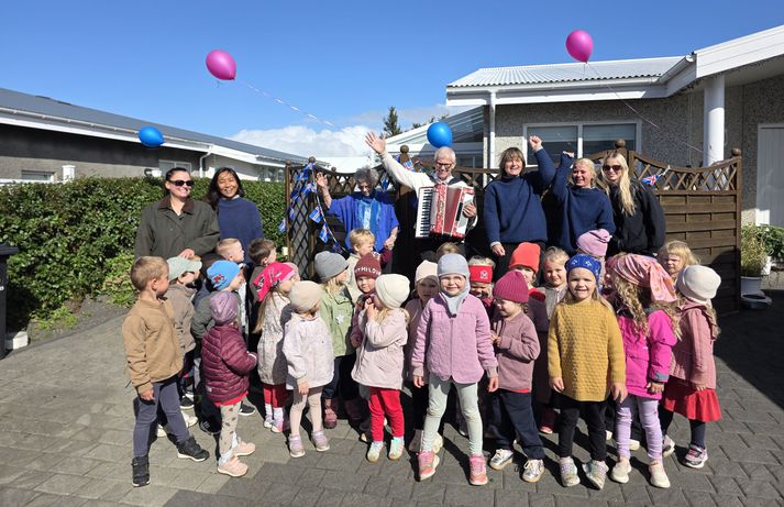 Leikskólabörnin og starfsfólkið, sem heimsótti Sigurð og Guðrúnu konu hans í Bjarkarásnum í Garðabæ.   
