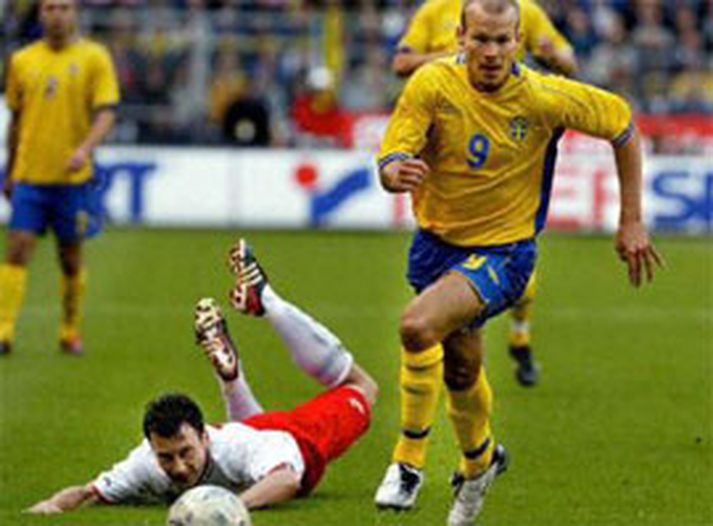 Fredrik Ljungberg hleypur framhjá hinum pólska Tomasz Dawidowski í leik Svíþjóðar og Póllands í júní 2003.