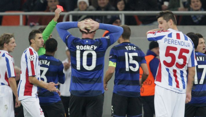 Vidic fær hér rauða spjaldið í kvöld.