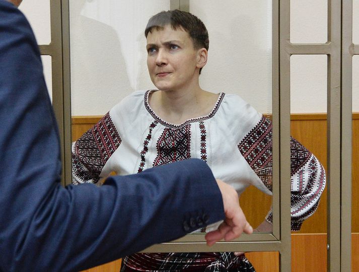 Nadezhda Savchenko ræðir við lögmann sinn.