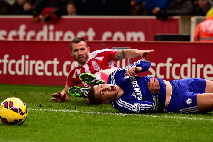 Eden Hazard í grasinu eftir eina tæklinguna.