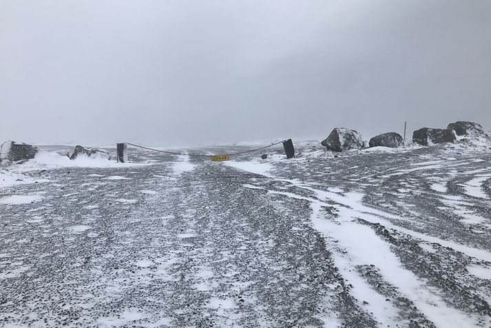 Vegurinn er lokaður en vinna við að opna hann að hluta stendur nú yfir.