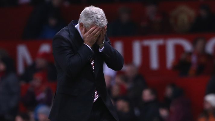 Mark Hughes, stjóri Stoke, trúði því ekki að boltinn hefði ekki farið inn fyrir línuna.