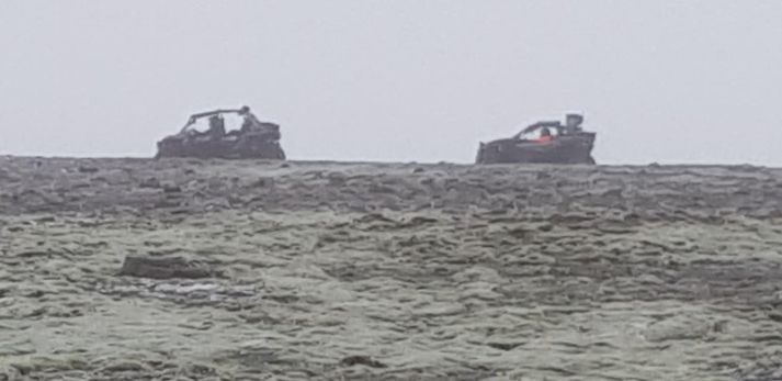 Þessi mynd náðist af meintum brotum þegar skotið var af farartækjum og ekið utanvegar að Fjallabak.