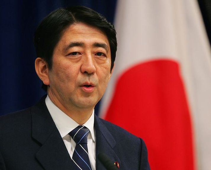 Shinzo Abe forsætisráðherra japans. Sagnfræðingar telja að um 200.000 konur hafi starfað í vændishúsum á vegum hersisn á 4. og 5. áratugnum.