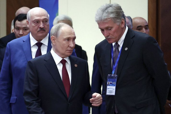 Péskov t.h. er helsti talsmaður Rússlandsstjórnar Pútíns t.v.