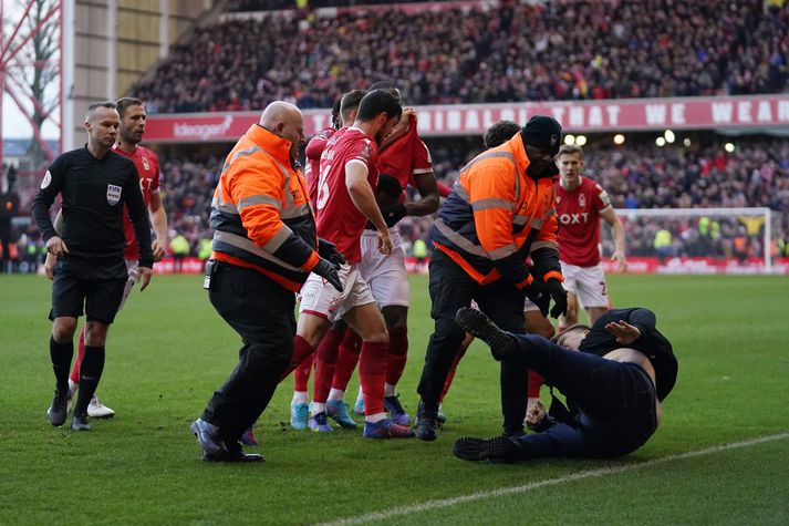 Stuðningsmaður Leicester veittist að leikmönnum Nottingham Forest er þeir fögnuðu marki gegn Leicester í FA-bikarnum.