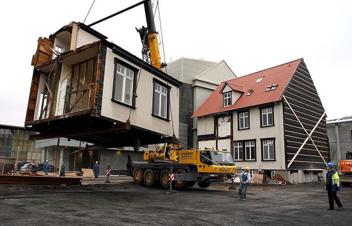 Bakhúsið á Vonarstræti 12 fór á flug á mánudag og skildi eftir sig sár í aðalhúsinu sem reiknað er með að fylgi á eftir í dag.
Fréttablaðið/Gva