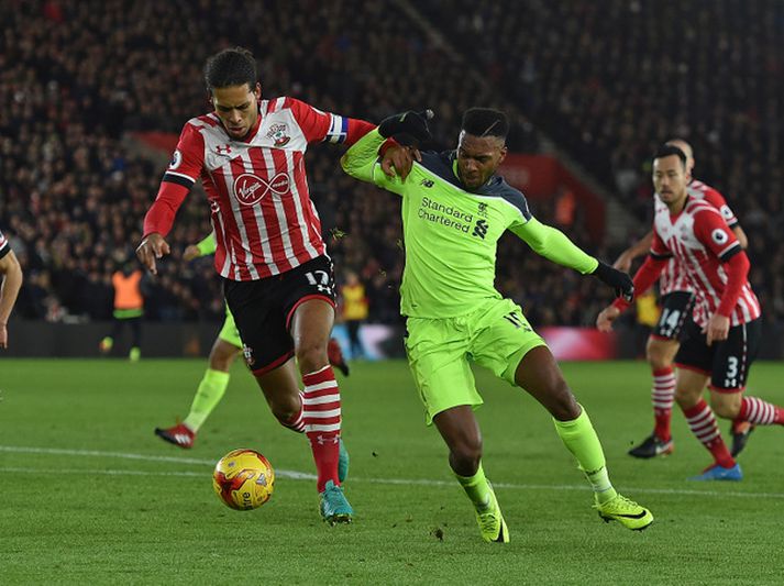 Van Dijk í baráttunni við Daniel Sturridge á síðustu leiktíð