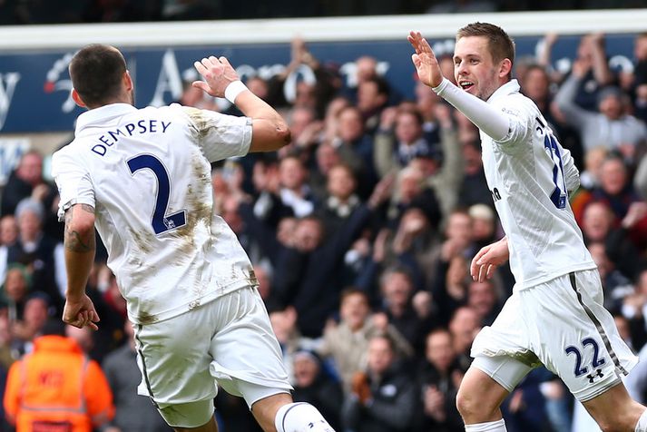 Gylfi fagnar hér marki með liðsfélaga sínum Clint Dempsey