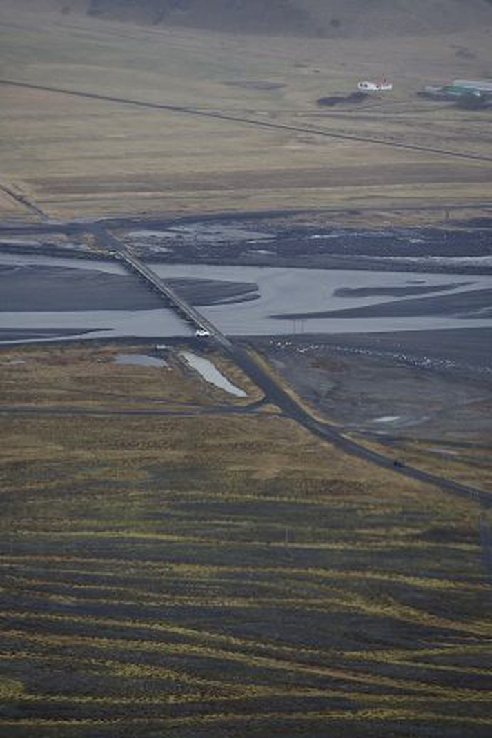 Markarfljót var orðinn ökuhæfur í gærkvöldi, en óljóst er hvenær hann verður opnaður á ný fyrir almennri umferð. Fréttablaðið/daníel