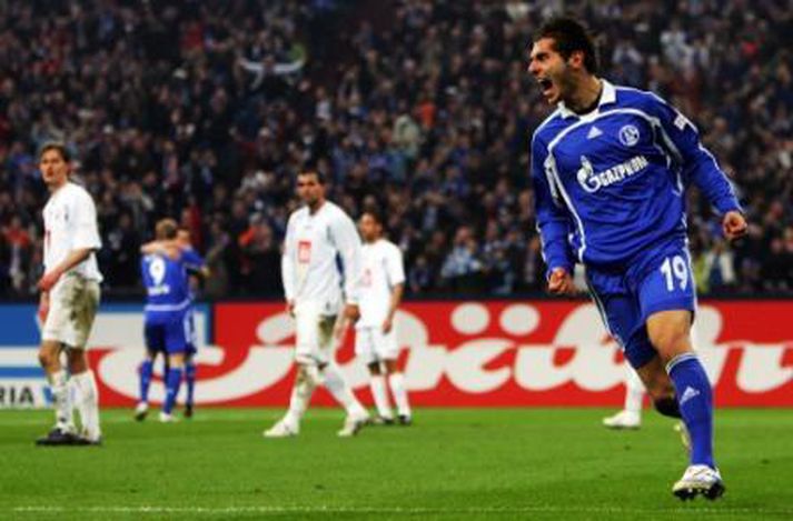 Halil Altintop fagnar hér sigurmarki sínu fyrir Schalke.