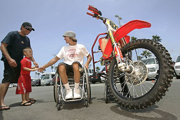 Lamaði motocrossmaðurinn Ricky James við hjólið sitt.