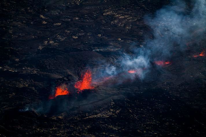 Upphaflega gaus á þriggja kílómetra langri sprungu en í gærkvöldi var aðeins að sjá kviku koma upp úr tveimur gígum. Nú virðist aðeins gjósa á tveimur stöðum á sprungunni. Þessi mynd var tekin þegar leið á daginn í gær.