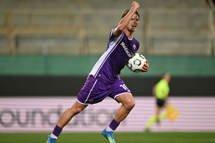 Albert Guðmundsson fagnar hér marki sínu í kvöld en það var ekki nóg fyrir Fiorentina.