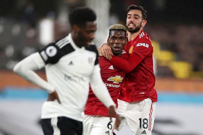 Bruno Fernandes og Paul Pogba fagna sigurmarkinu, sem skaut United á toppinn á ný.