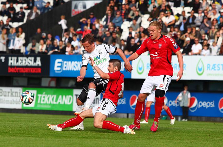 Halldór Hermann Jónsson tæklar Atla Viðar Björnsson í Krikanum í kvöld.