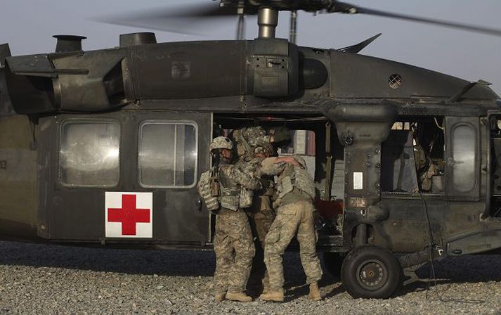 Hermanni bandaríkjahers hjálpað inn í sjúkraþyrlu í Zhari héraði í Kandahar í Afganistan á föstudag.
 Fréttablaðið/AP