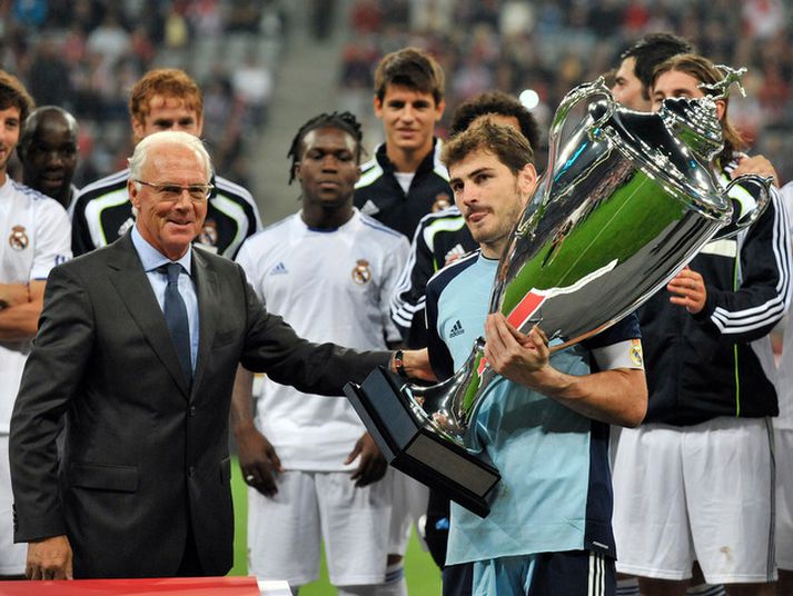 Iker Casillas með hinn risastóra Beckenbauer-bikar