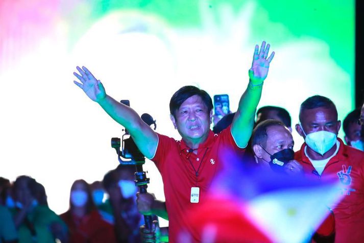 Ferdinand „Bongbong“ Marcos yngri virðist ætla að ná kjöri sem forseti Filippseyja, 36 árum eftir að faðir hans hrökklaðist frá völdum í skugga fjöldamótmæla gegn einræðisstjórn hans.