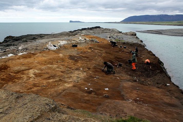 Unnið er hörðum höndum að bjarga fornleifum áður en hafið hrifsar þær. mynd/Hólarannsóknin