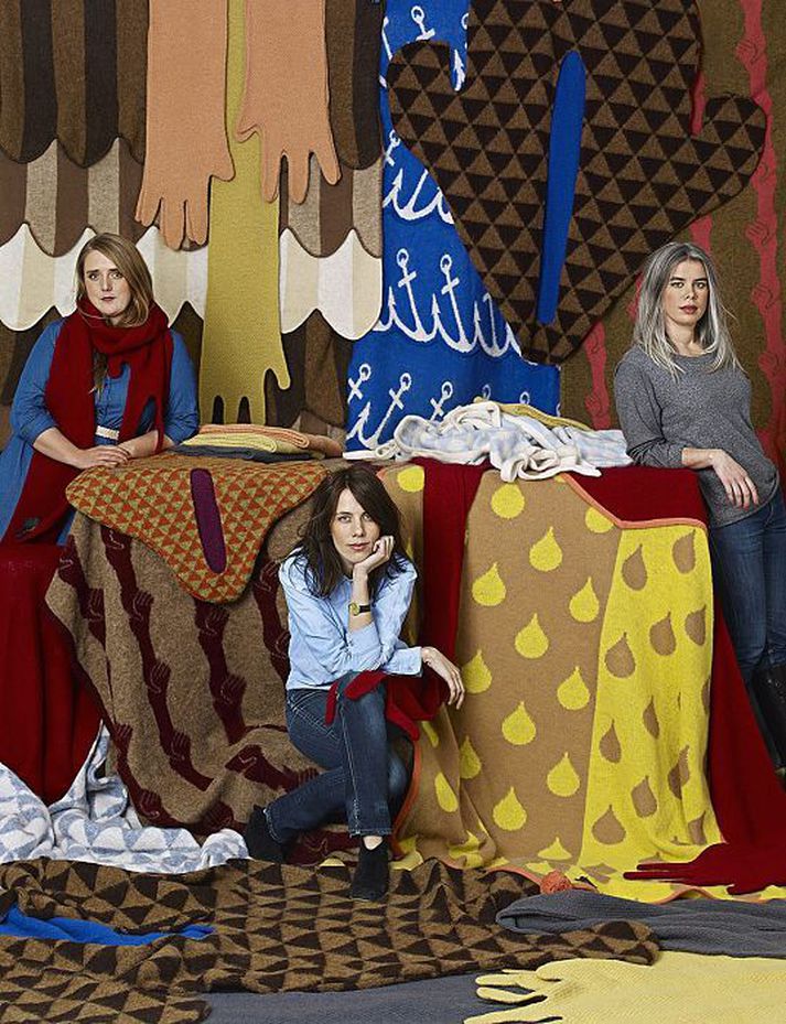 Á bak við Vík Prjónsdóttur eru þær Þuríður Rós Sigþórsdóttir og Brynhildur Pálsdóttir ásamt Guðfinnu.