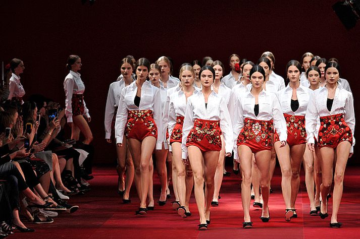 Kendall Jenner meðal annarra á sýningu Dolce og Gabbana á tískuvikunni í Mílanó.