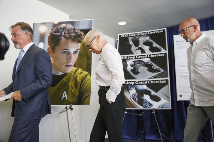 Foreldrar Anton Yelchin segja að hönnargalli í bíl Yelchin hafi orsakað dauða Star Trek leikarans.