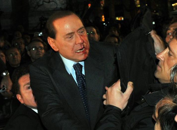 Berlusconi eftir árásina í gærkvöldi.