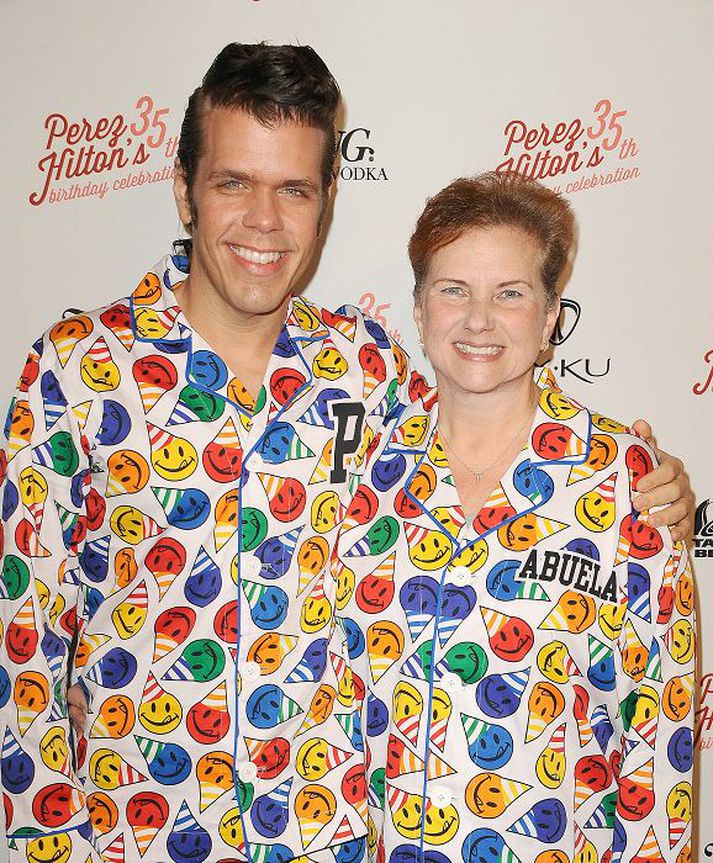 Í stíl Afmælisbarnið lét útbúa náttföt í stíl handa sér og mömmu sinni. Sonur hans, Perez Hilton Jr. fékk líka galla með sama munstri þrátt fyrir að vera of ungur til að fá að koma í partíið.Nordicphotos/getty