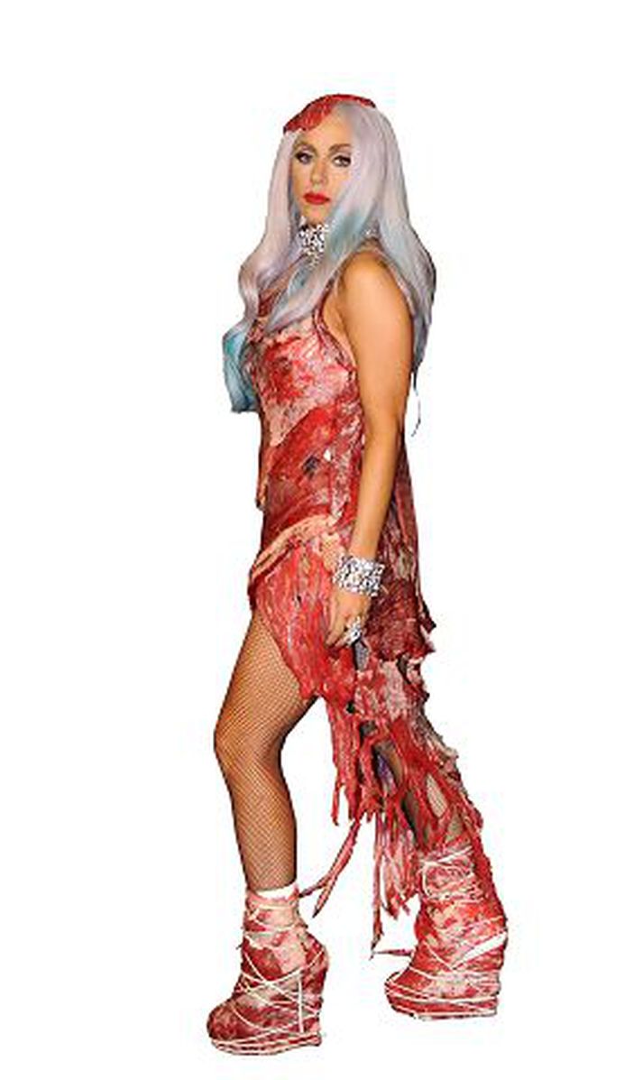 Fullur Lady Gaga hellti fréttahaukinn Anderson Cooper næstum fullan á bar í Englandi þegar hann tók viðtal við hana.