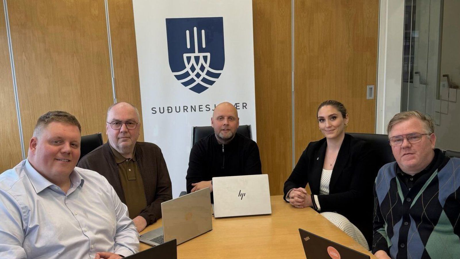 Trúnaðar­brestur milli flokka og innan flokks