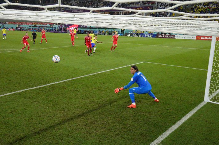 Yann Sommer kom engum vörnum við þegar Casemiro lét vaða.