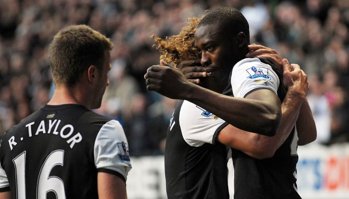 Ameobi, lengst til hægri, fagnar í leik með Newcastle.