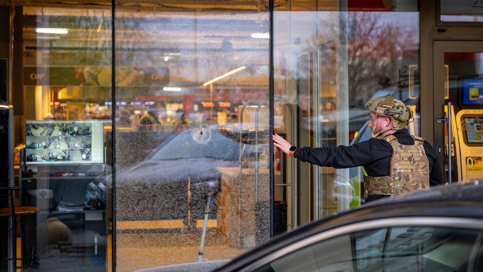 Að minnsta kosti sex látnir eftir gíslatöku í mat­vöru­verslun