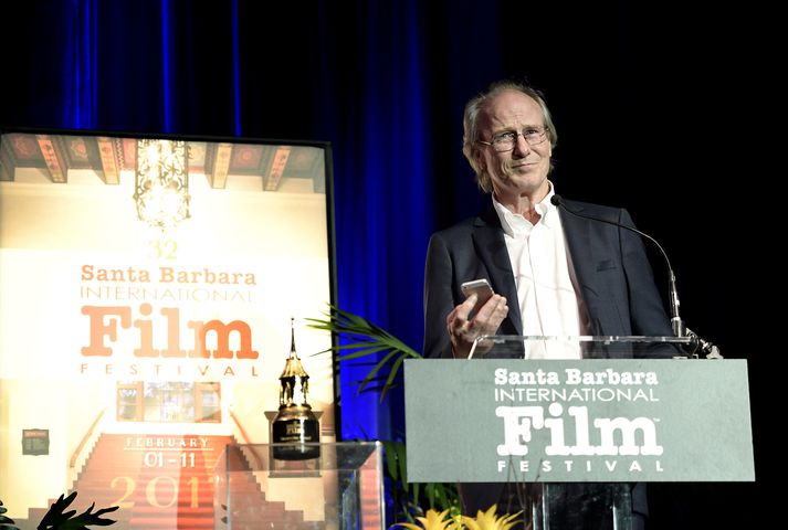 William Hurt heldur ræðu á kvikmyndahátíðinni í Santa Barbara árið 2017.