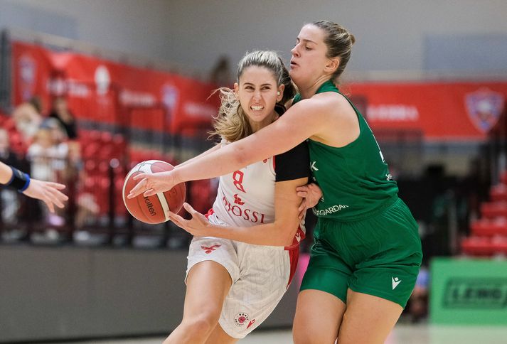 Alyssa Cerino í baráttunni við Ástu Júlíu Grímsdóttur í kvöld.