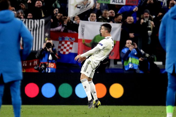 Cristiano Ronaldo fagnar markinu sínu og svarar Diego Simeone, stjóra Atletico.