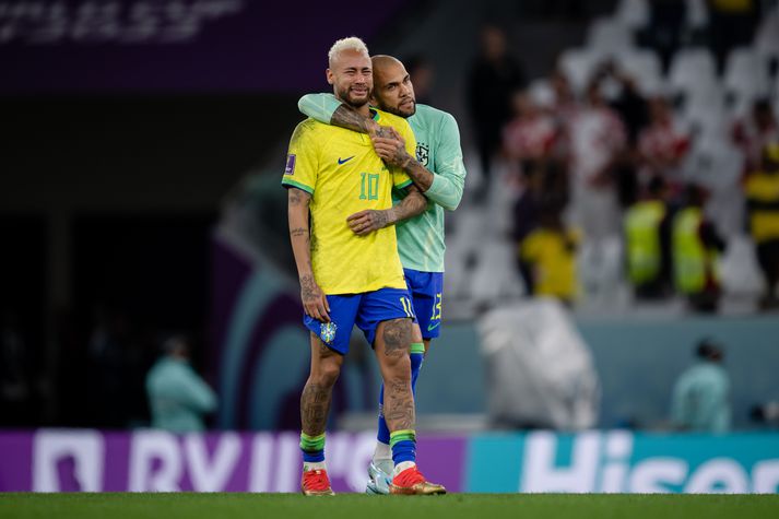 Dani Alves hughreystir Neymar eftir að Brasilíumenn duttu út í átta liða úrslitum á heimsmeistaramótinu í fótbolta í Katar.
