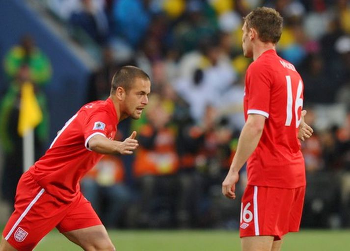 Joe Cole kemur hér inn á fyrir James Milner í gær.