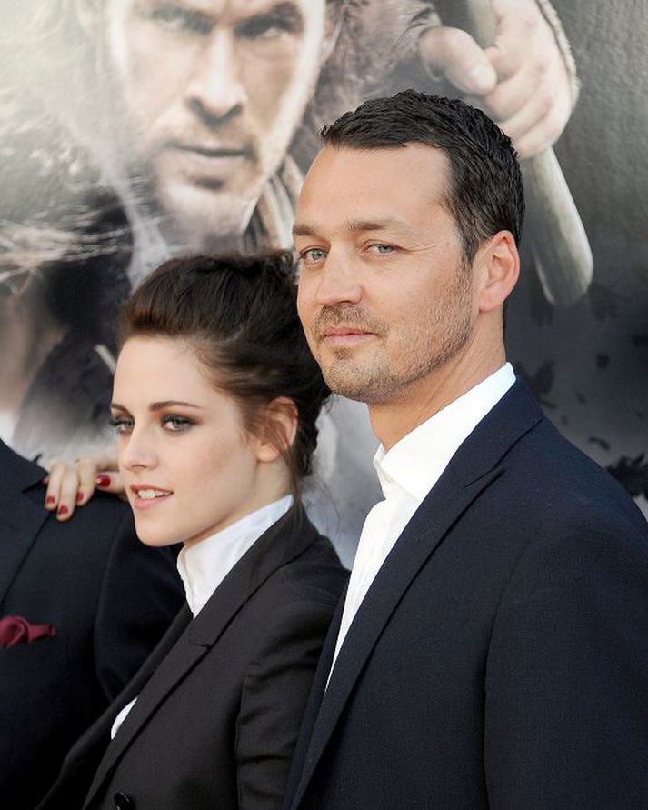 Kristen Stewart og Rupert Sanders báðu maka sína opinberlega afsökunar í gær.
