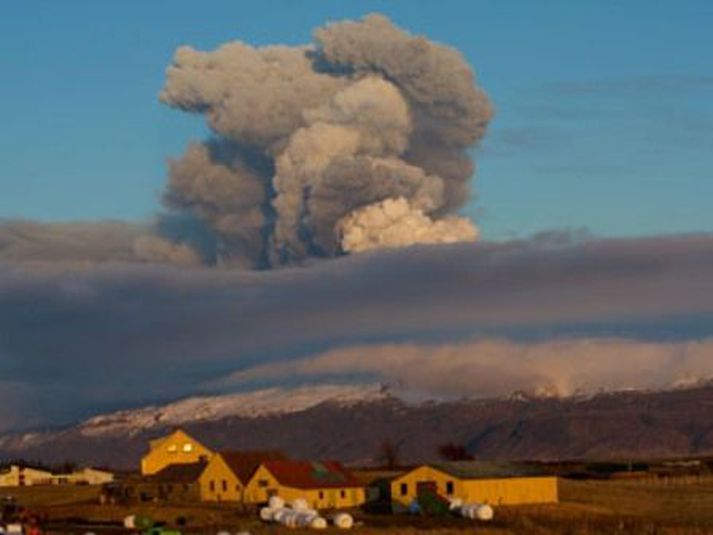  Í stöðumati Veðurstofunnar segir að sprengigos og gjóskumyndun sé aðeins lítið brot af því sem var þegar gosið var mest þó gjóskufalls gæti 40 km vestan gosstöðvanna. 