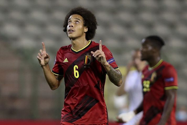 Axel Witsel skoraði markið umdeilda. Hér fagnar hann því og þakkar æðri máttarvöldum.