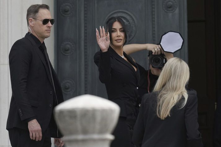 Kim Kardashian á leið í dómshúsið í París í á tólfta tímanum í dag.