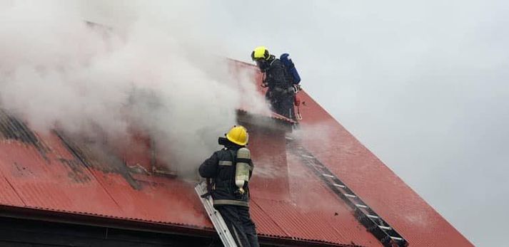 Slökkviliðsstjóri segir tjónið mikið enda efri hæð hússins ónýt.