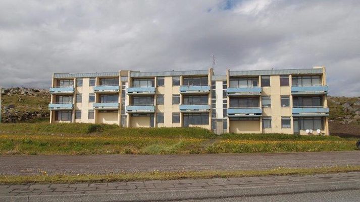 Blokkin á Raufarhöfn. Hún má muna sinn fífil fegri enda orðin lýti á ljómandi fallegu þorpi.